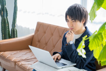 ノートパソコンを見る男性