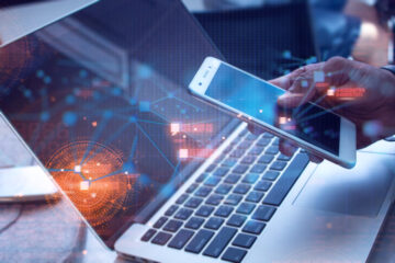 ノートPCとスマートフォン