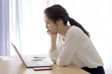 ノートパソコンを見る女性
