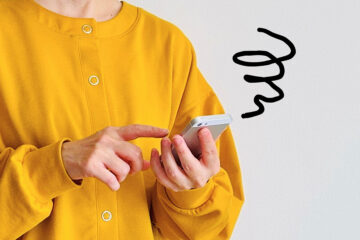 携帯電話を持つ女性