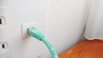 壁のLAN差込口から延びるケーブル
