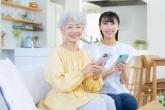 携帯を持つ母と娘
