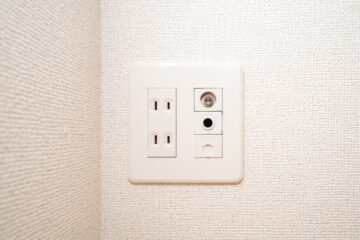壁の電源コンセント