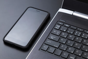 ノートパソコンとスマートフォン