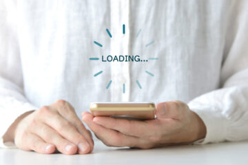 スマートフォンを持つ男性の手