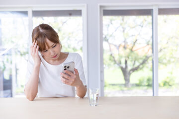 スマートフォンを見る女性