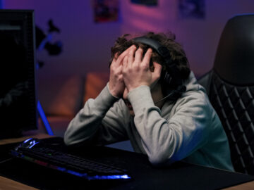 頭をかかえる男性