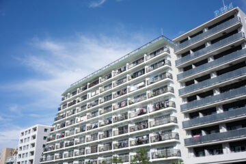マンションと青空