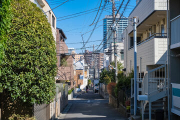 狭い道路と街並み