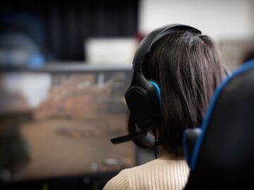 ゲームをする子ども