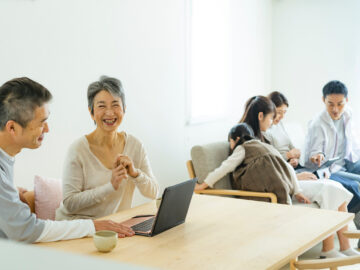 リビングにいる3世帯家族