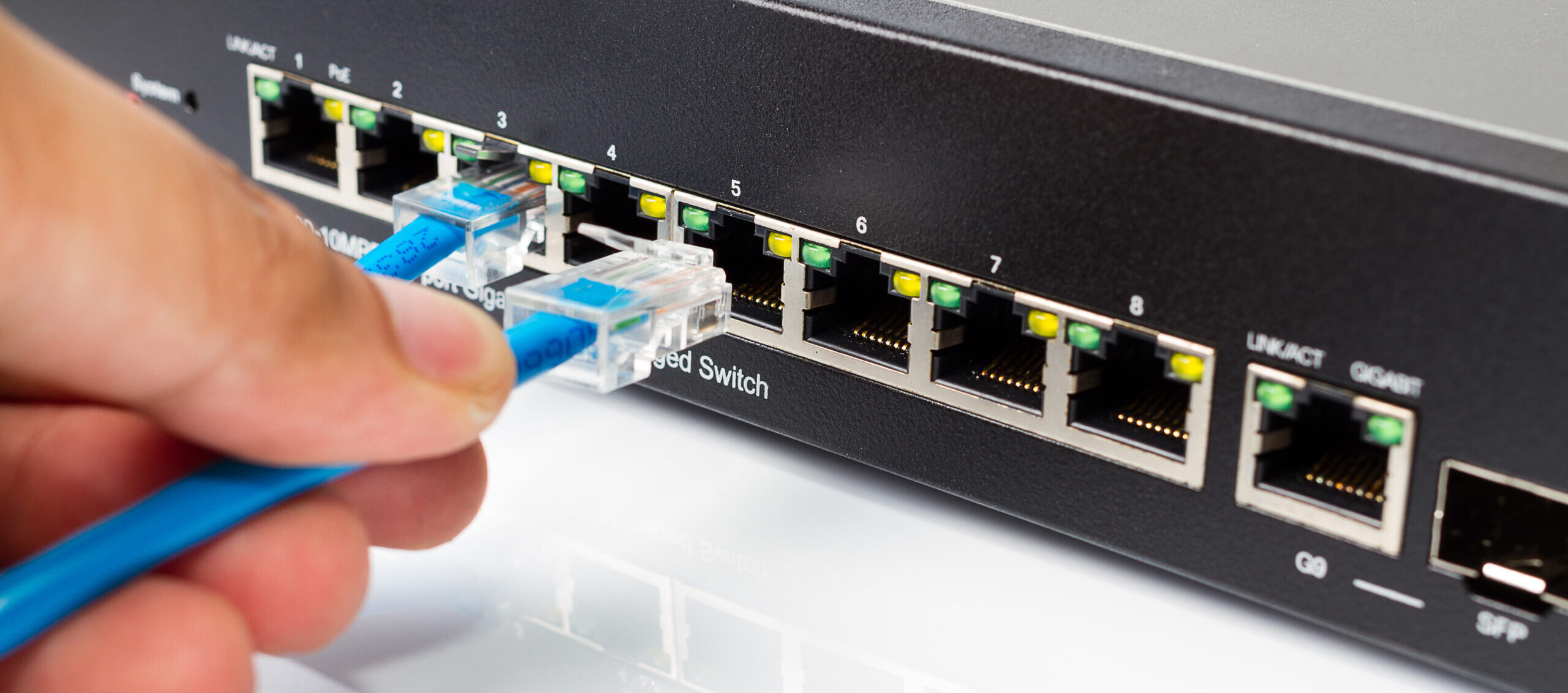 ルーターとLANケーブル