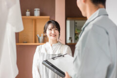 施工スタッフと女性